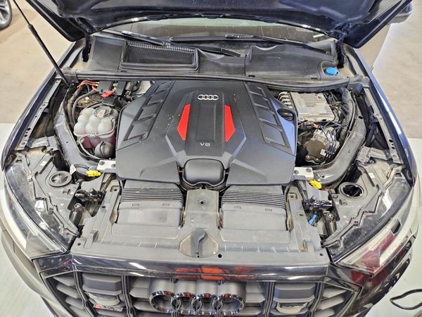 2020 AUDI SQ7 — Engine bay