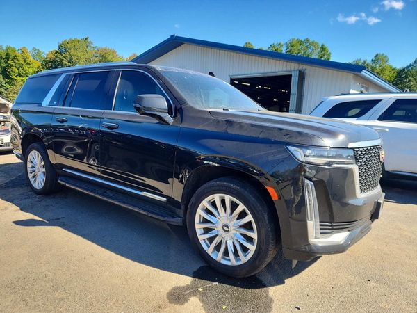 2024 CADILLAC ESCALADE Luxury — Passenger 3/4