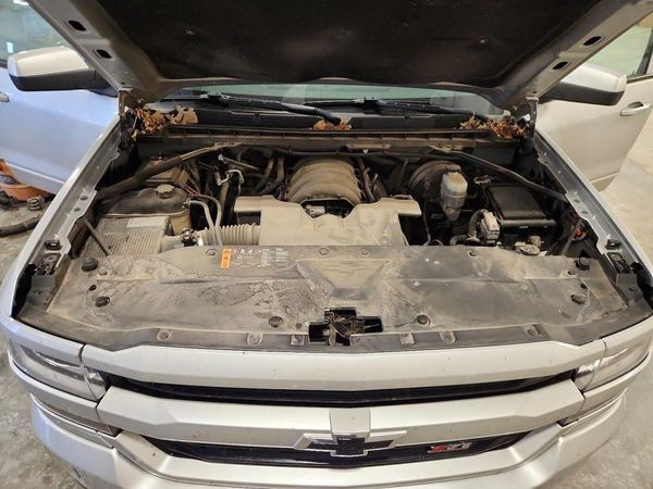 2019 CHEVROLET SILVERADO LT — Engine bay
