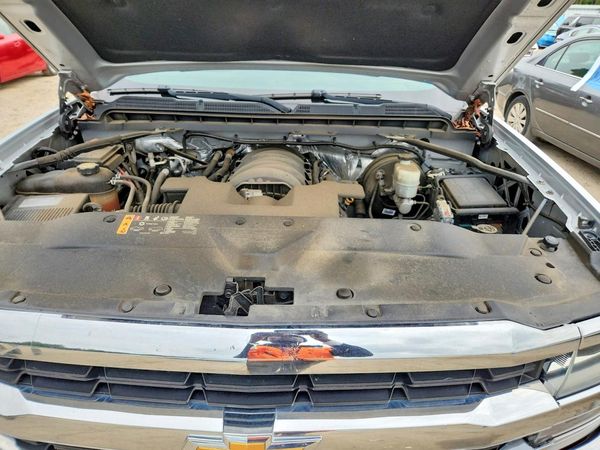 2018 CHEVROLET SILVERADO LT — Engine bay