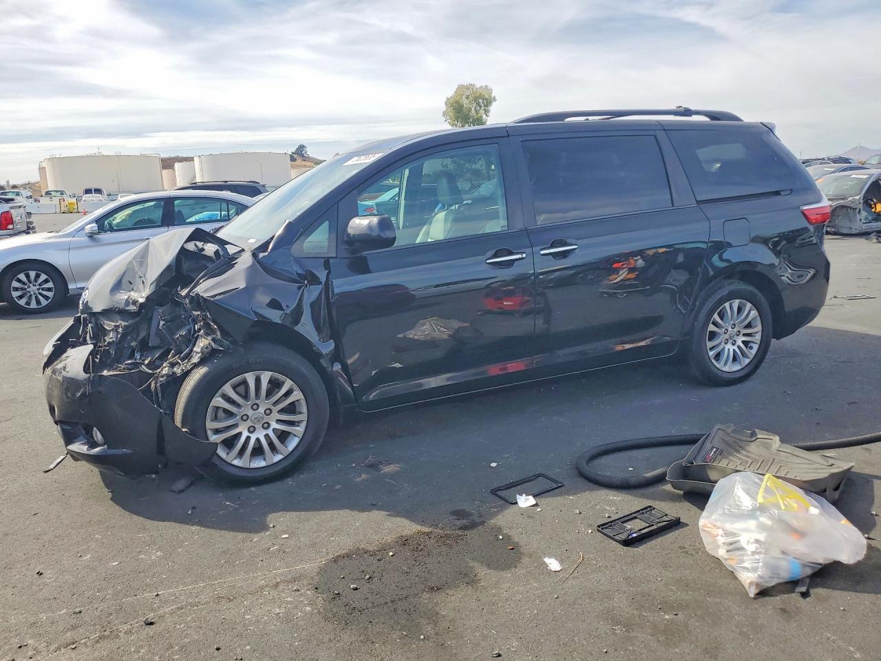 2017 TOYOTA SIENNA — Front 3/4