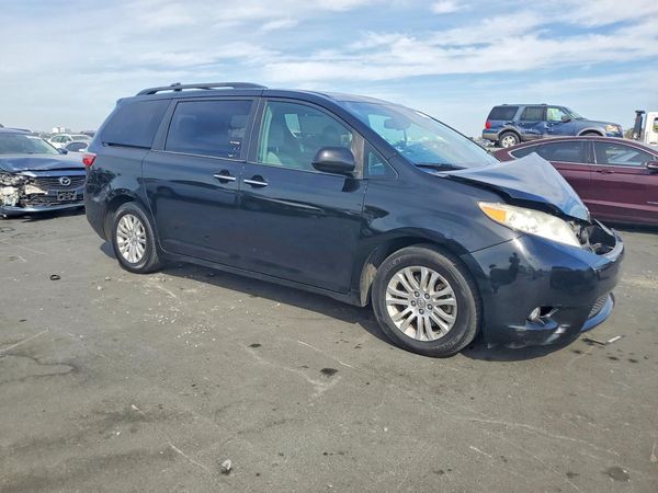 2017 TOYOTA SIENNA — Passenger 3/4