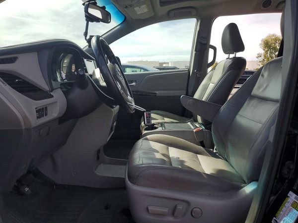 2017 TOYOTA SIENNA — DENT