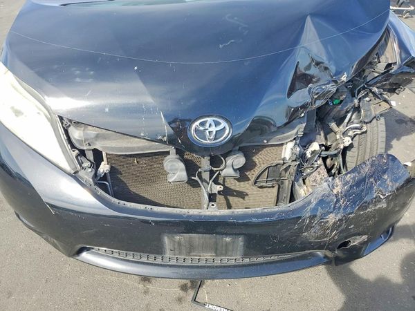 2017 TOYOTA SIENNA — Engine bay