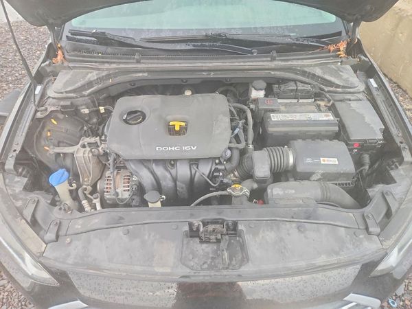 2017 HYUNDAI ELANTRA — Engine bay