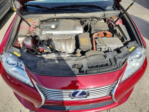 2013 LEXUS ES 300h — Engine bay