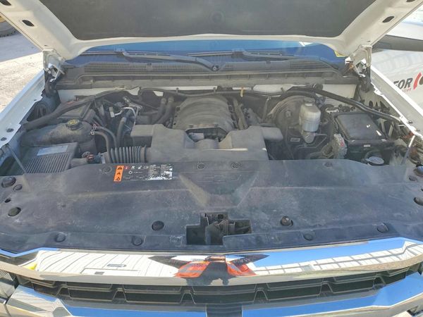 2019 CHEVROLET SILVERADO LT — Engine bay