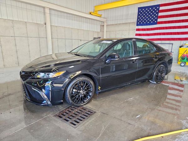 2022 TOYOTA CAMRY SE — Front 3/4