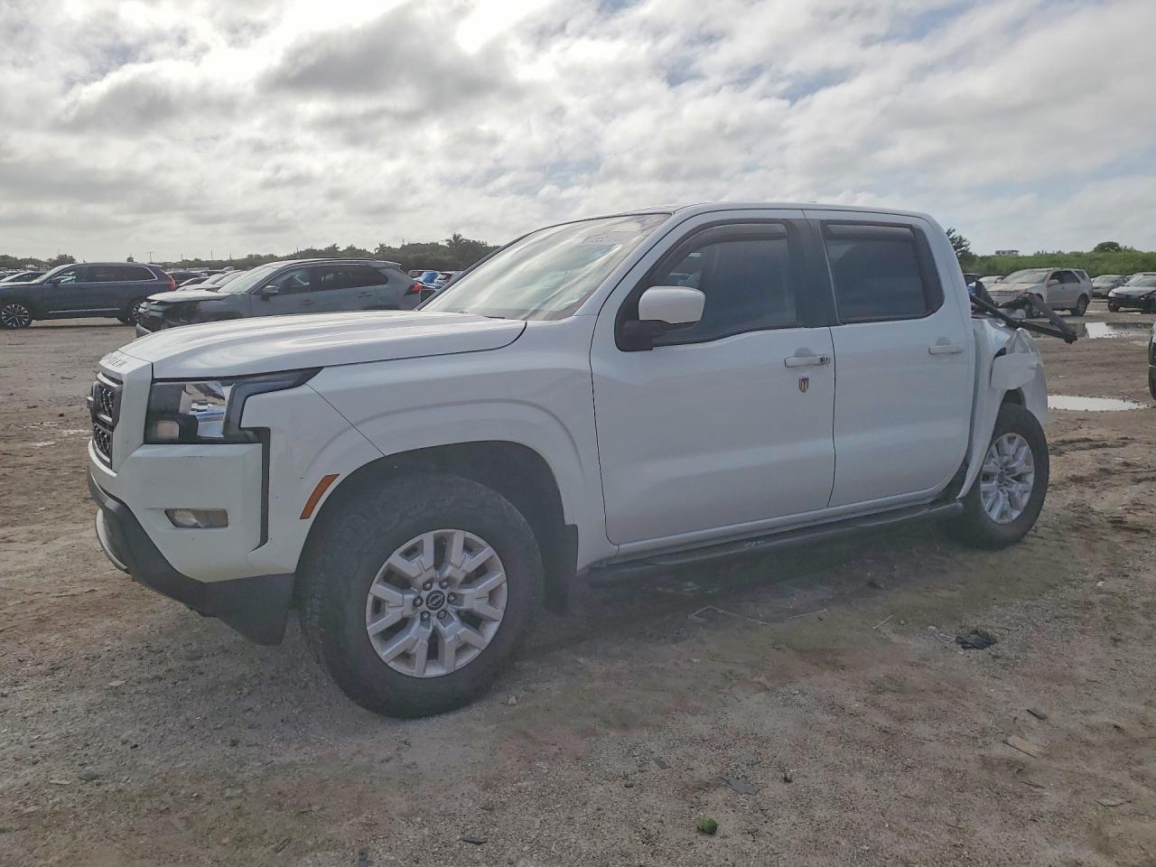 2022 NISSAN FRONTIER Crew Cab — Front 3/4