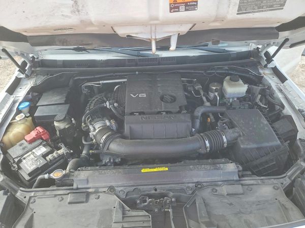 2022 NISSAN FRONTIER Crew Cab — Engine bay