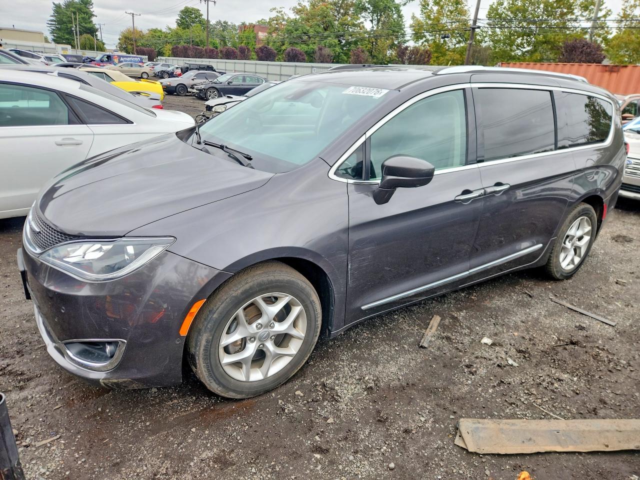 2018 CHRYSLER PACIFICA Touring L Plus — Front 3/4