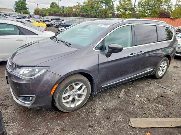 2018 CHRYSLER PACIFICA Touring L Plus — Front 3/4
