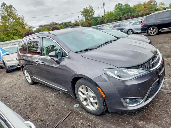 2018 CHRYSLER PACIFICA Touring L Plus — Passenger 3/4