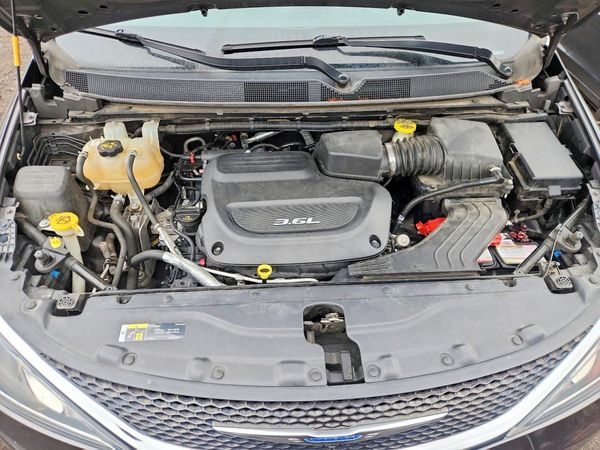 2018 CHRYSLER PACIFICA Touring L Plus — Engine bay