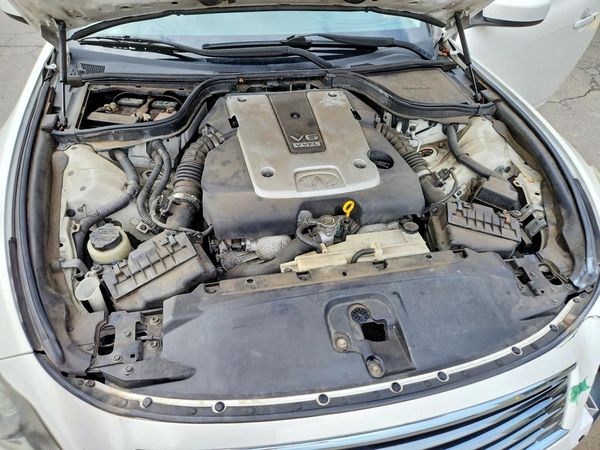 2013 INFINITI G37 COUPE — Engine bay