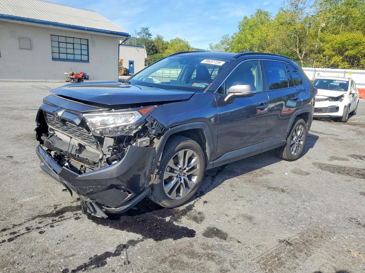 2021 TOYOTA RAV4 XLE Premium — Front 3/4