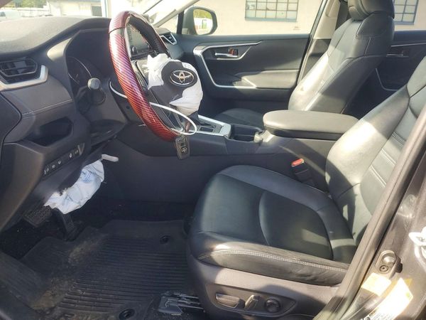 2021 TOYOTA RAV4 XLE Premium — DENT