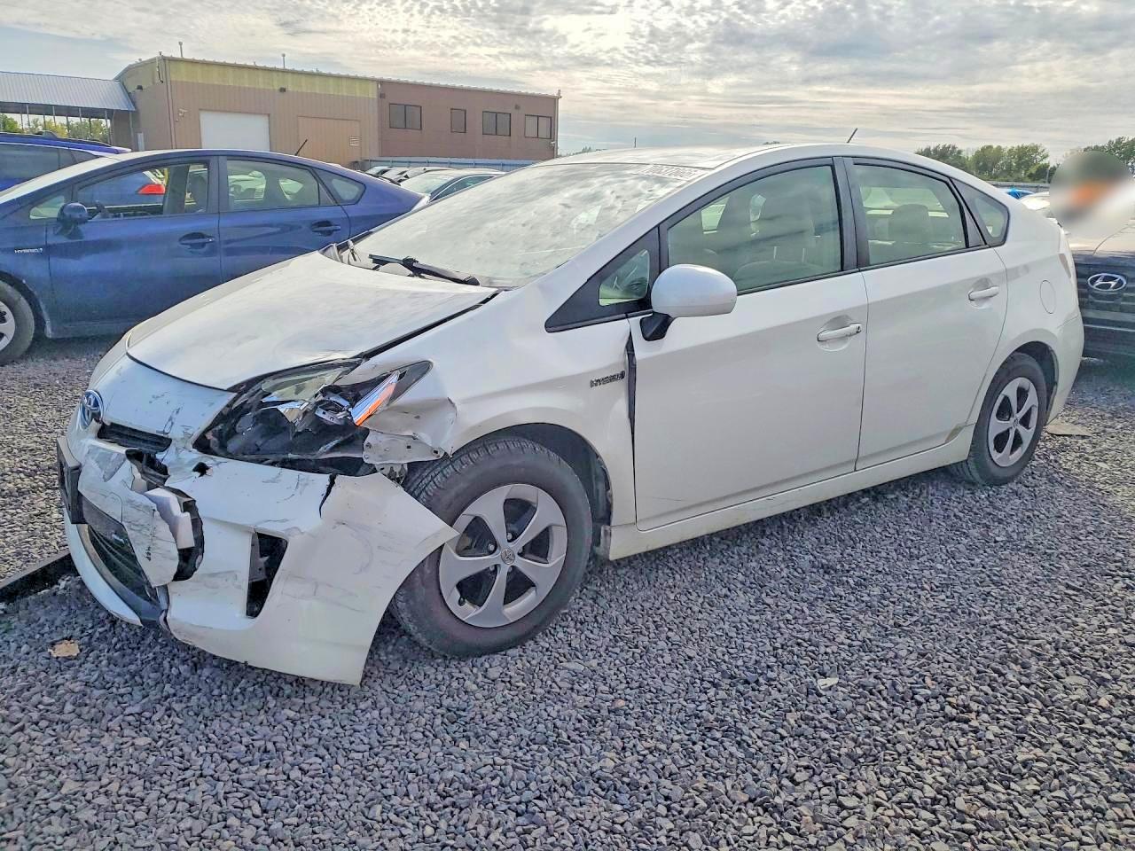 2013 TOYOTA PRIUS — Front 3/4