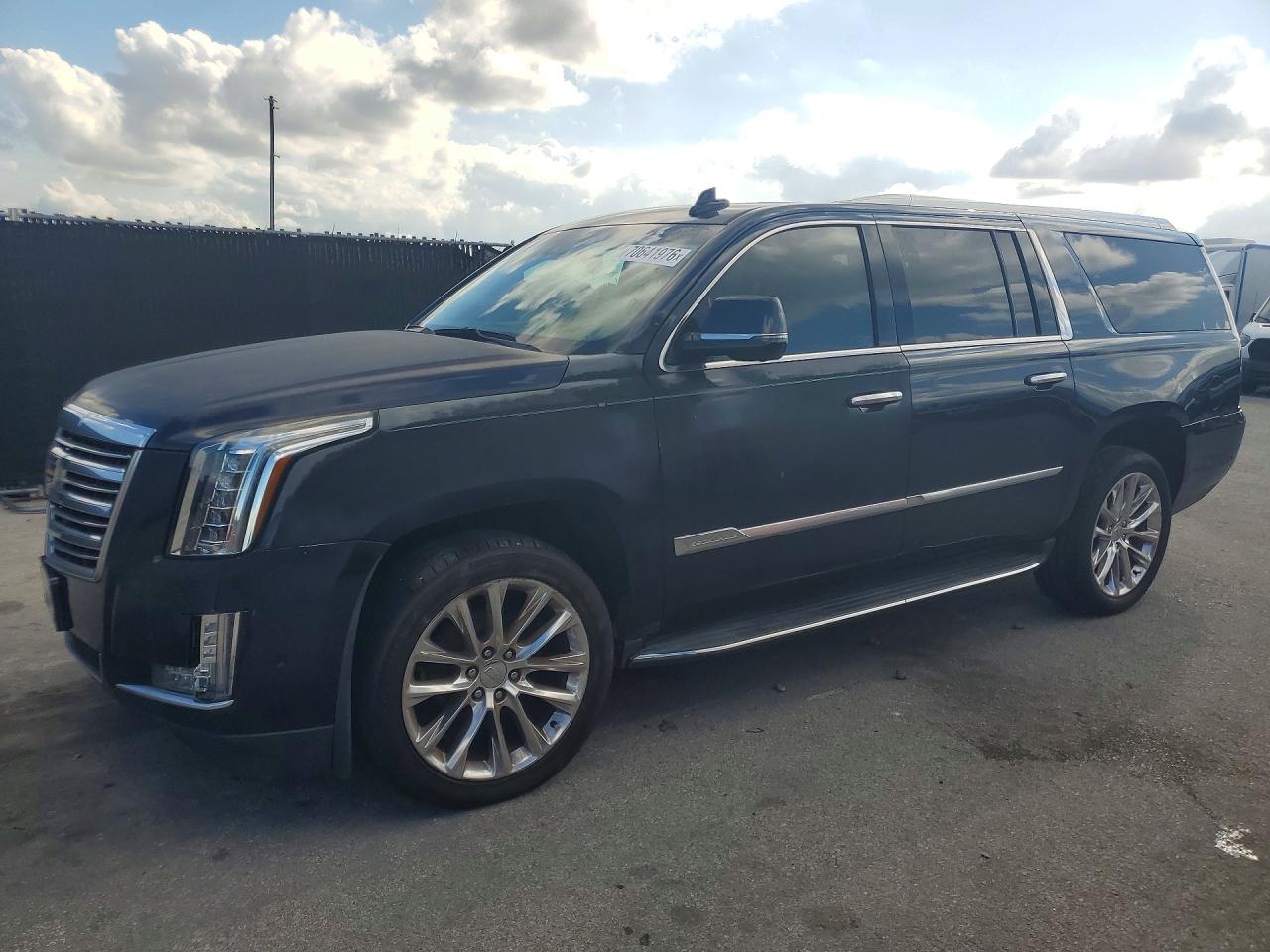 2020 CADILLAC ESCALADE ESV Luxury — Front 3/4