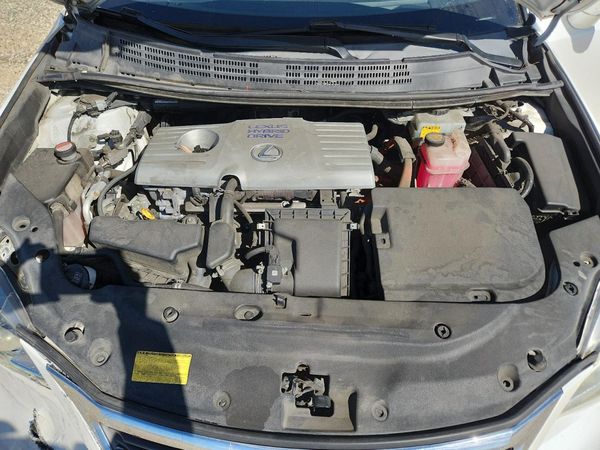 2014 LEXUS CT 200h — Engine bay
