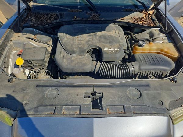 2013 DODGE CHARGER SE — Engine bay