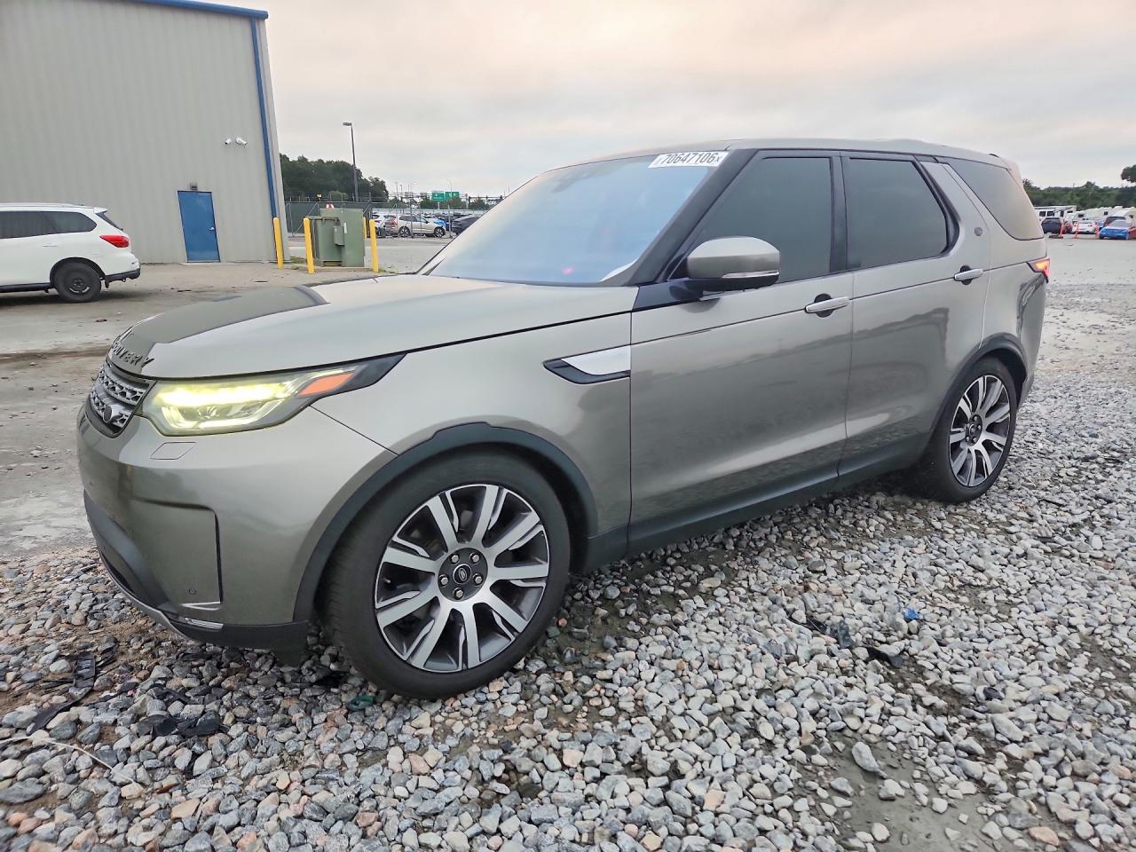 2017 LAND ROVER DISCOVERY HSE Luxury — Front 3/4