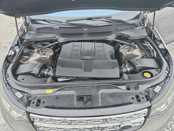 2017 LAND ROVER DISCOVERY HSE Luxury — Engine bay
