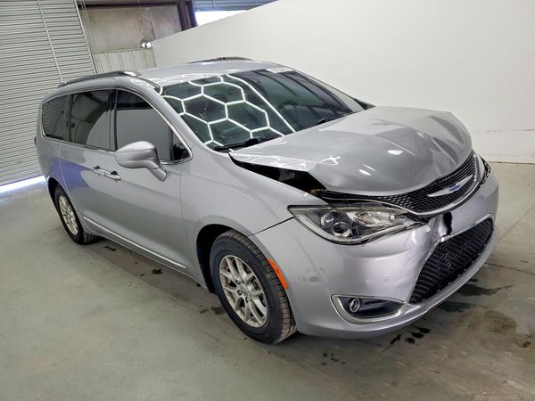 2020 CHRYSLER PACIFICA Touring L — Passenger 3/4