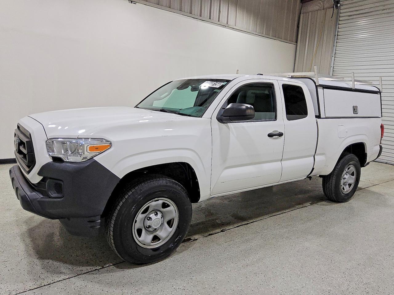 2022 TOYOTA TACOMA SR5 — Front 3/4