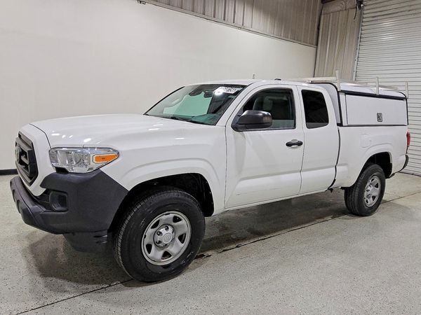 2022 TOYOTA TACOMA SR5 — Front 3/4
