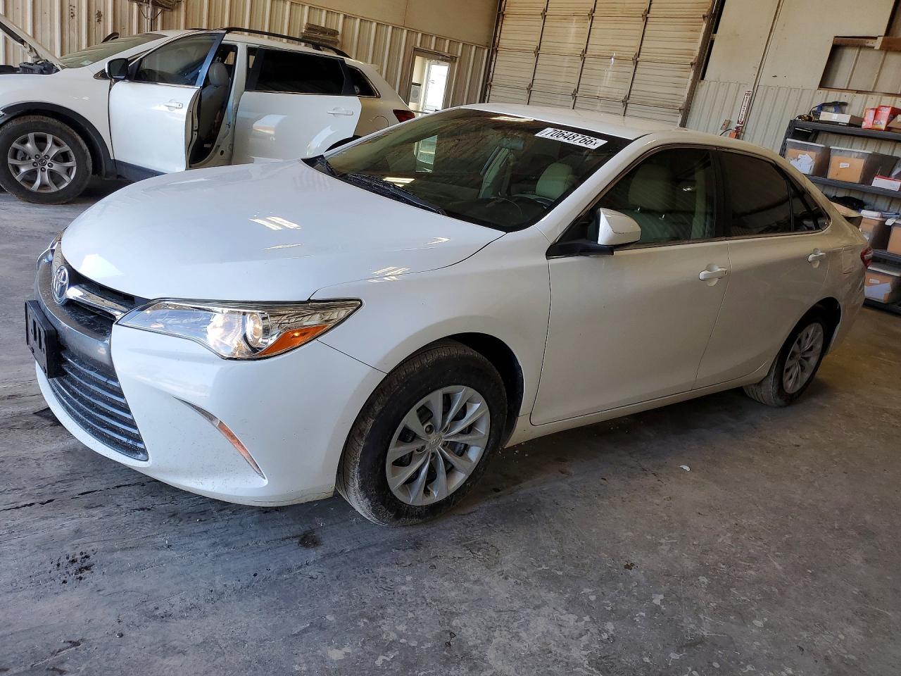 2016 TOYOTA CAMRY — Front 3/4