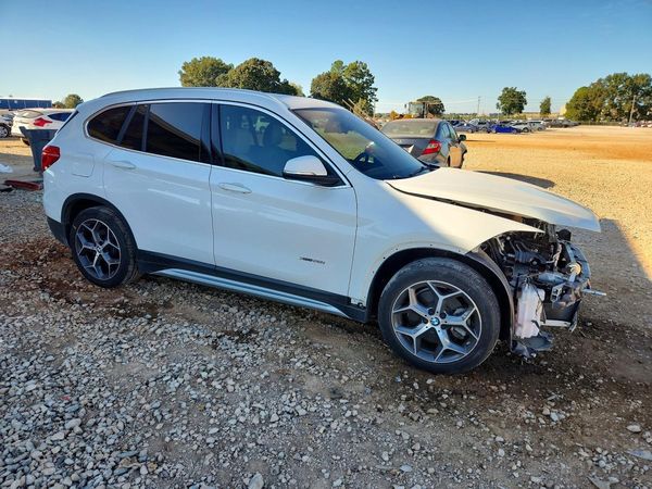 2017 BMW X1 xDrive28iBr — Passenger 3/4
