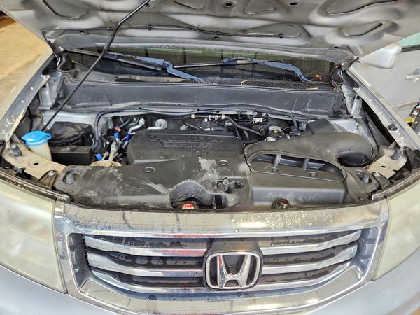 2012 HONDA PILOT TOURING — Engine bay