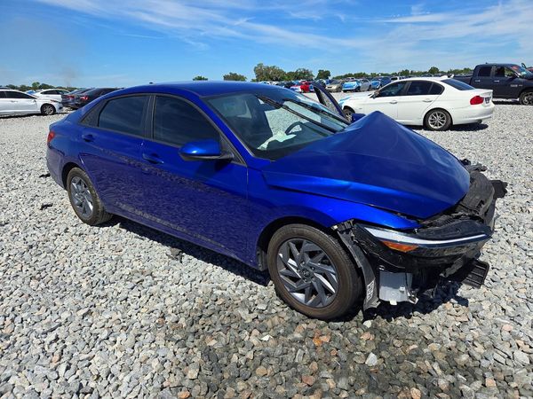 2024 HYUNDAI ELANTRA SEL — Passenger 3/4