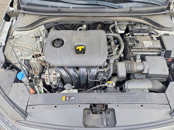 2020 HYUNDAI ELANTRA SE — Engine bay