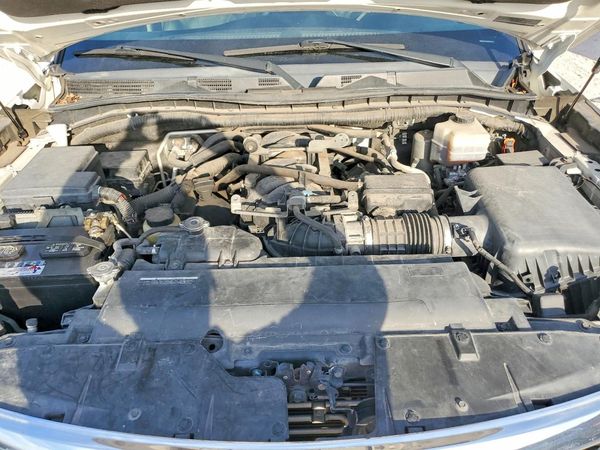 2015 INFINITI QX80 — Engine bay