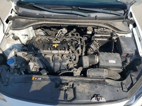 2018 HYUNDAI ELANTRA — Engine bay