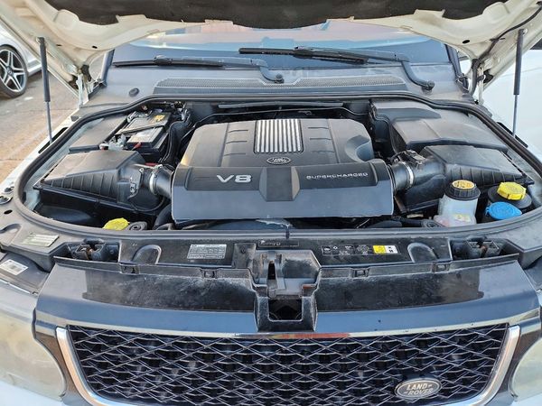 2013 LAND ROVER RANGEROVER SuperCharged — Engine bay