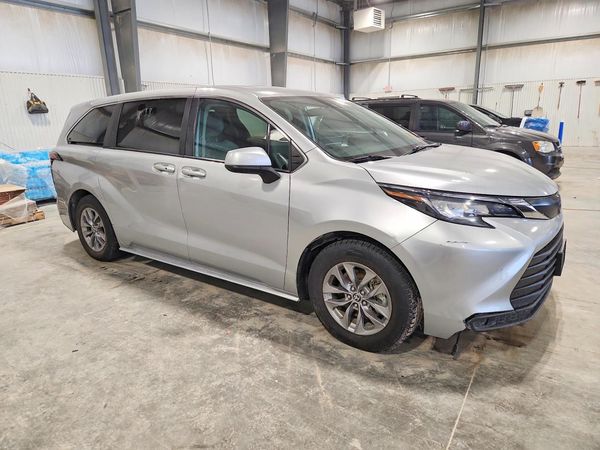 2022 TOYOTA SIENNA LE — Passenger 3/4