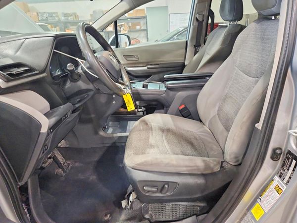 2022 TOYOTA SIENNA LE — DENT
