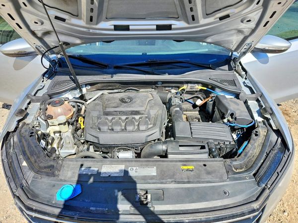 2018 VOLKSWAGEN PASSAT SE, SE w/ Technology — Engine bay