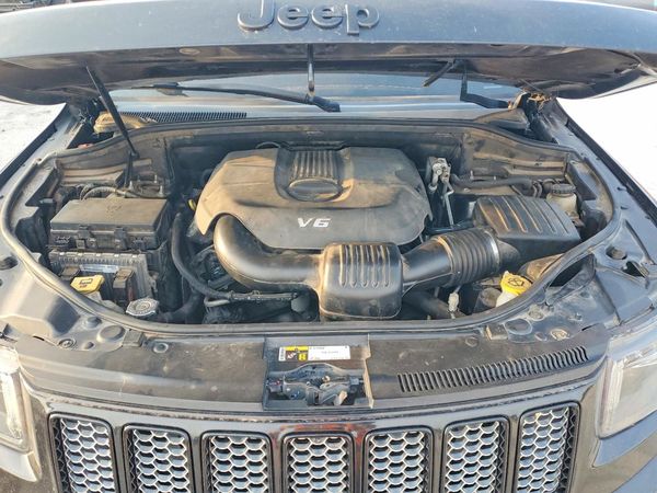 2015 JEEP GRAND CHEROKEE Laredo — Engine bay