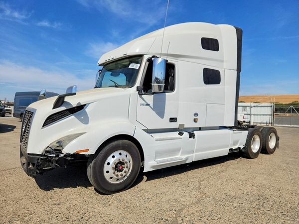2023 VOLVO VN — DSFA — Front 3/4
