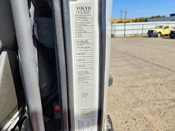2023 VOLVO VN — VINS