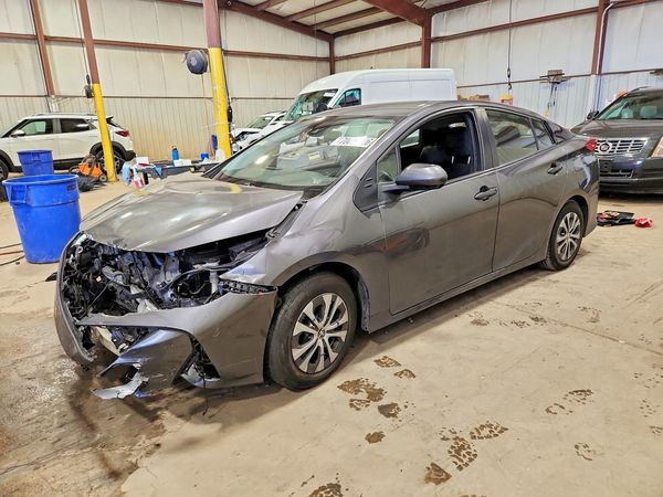 2022 TOYOTA PRIUS — Front 3/4