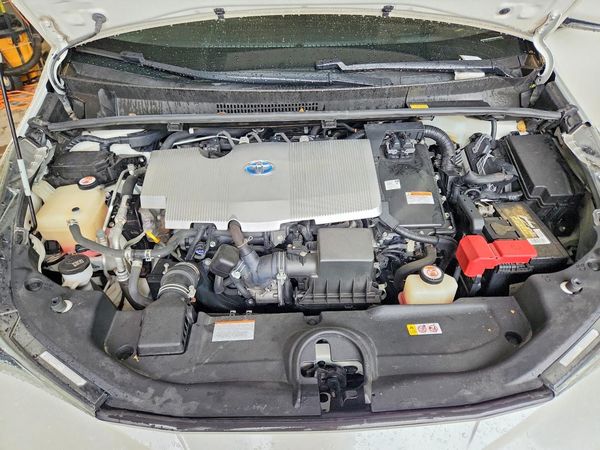 2018 TOYOTA PRIUS — Engine bay
