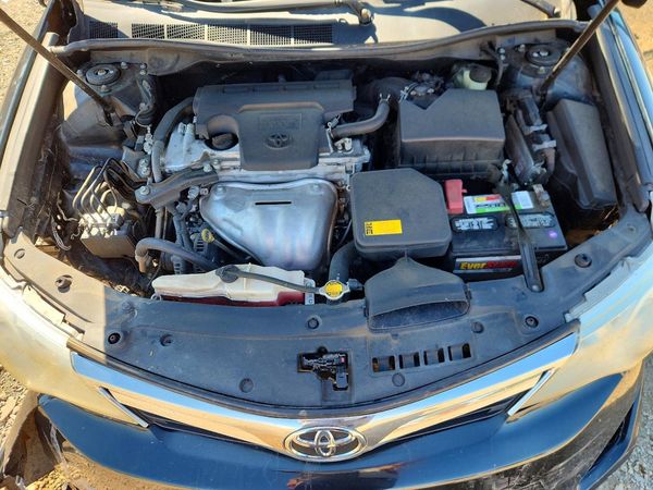 2014 TOYOTA CAMRY — Engine bay