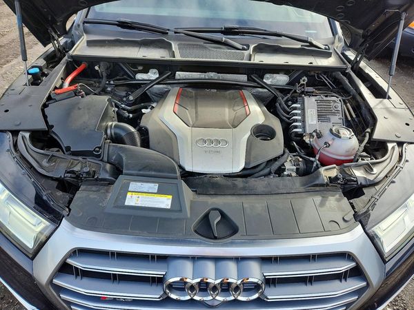 2018 AUDI SQ5 quattro Prestige — Engine bay