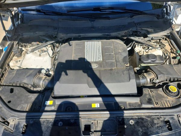 2019 LAND ROVER RANGE ROVER Supercharged — Engine bay