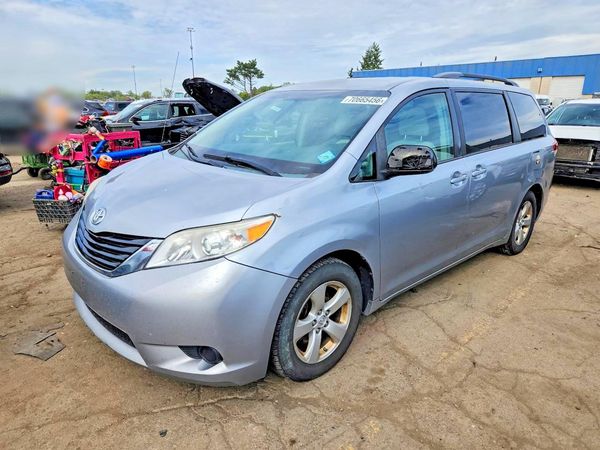 2014 TOYOTA SIENNA — DSFA — Front 3/4